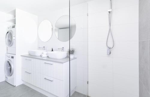 Southport Apartment | Freshly Renovated Modern Waterfront 1 Bedroom unit