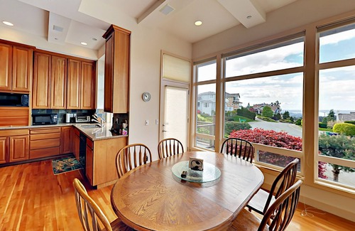 Newcastle House | Freshly Updated Golf Getaway with Lake Washington & City Views