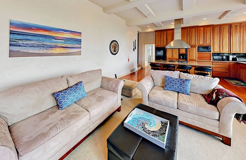 Newcastle House | Freshly Updated Golf Getaway with Lake Washington & City Views