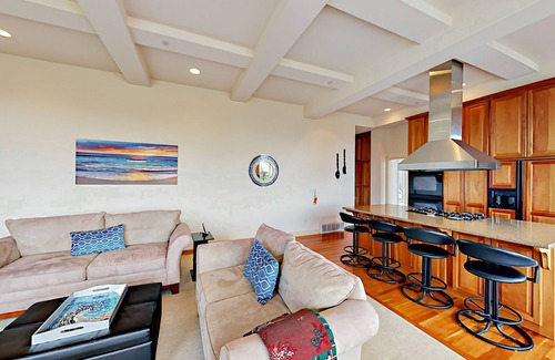 Newcastle House | Freshly Updated Golf Getaway with Lake Washington & City Views