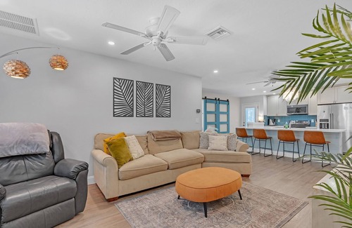 Venice House | Freshly updated, only minutes walk to beach, parks, & Old Town