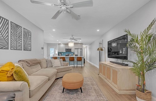 Venice House | Freshly updated, only minutes walk to beach, parks, & Old Town