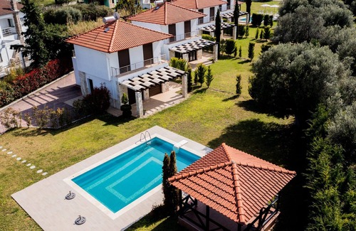 Pefkochori Villa | Friday Mood: Villa Pleasure with shared pool