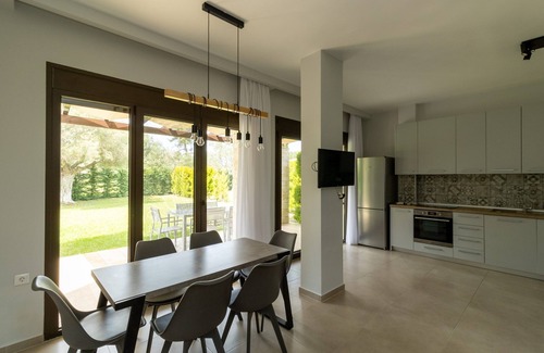 Pefkochori Villa | Friday Mood: Villa Relax with swimming pool