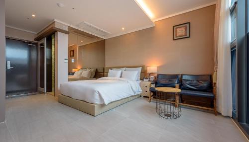 Irun-myeon Hotel | Friemily Pool Villa & Hotel