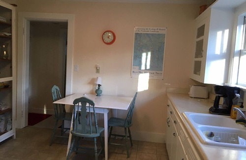 Blue Hill House | Friendly Cottage In Blue Hill - Sleeps 4