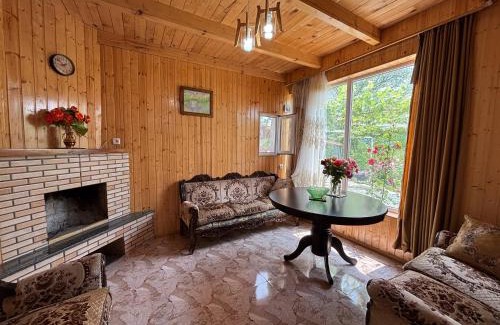 Ambrolauri House | Friendly Cottage with small Pool