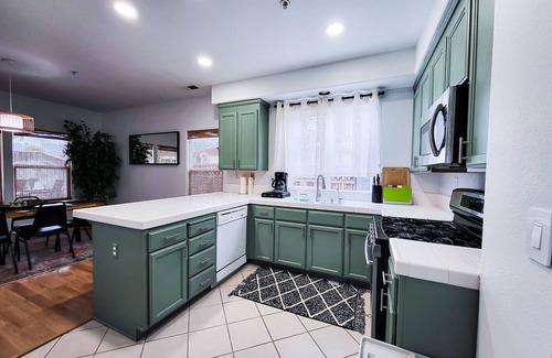 Salinas House | Friends, Family & Dog Stay in Monterey Peninsula with AC & Grill