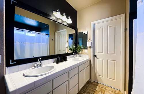 Salinas House | Friends, Family & Dog Stay in Monterey Peninsula with AC & Grill