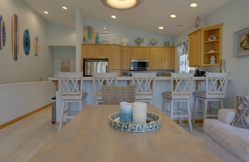 Gold Beach House | Friends & Family Seaside Retreat! Walk to the Beach!