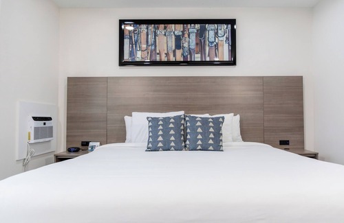 Steamboat Springs Hotel | Friends Getaway! Two Spacious Units, Kitchen, Near Steamboat Trading Company, Hot Tub, Free Shuttle Service!