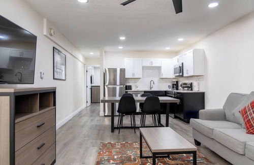 Steamboat Springs Hotel | Friends Getaway! Two Spacious Units, Kitchen, Near Steamboat Trading Company, Hot Tub, Free Shuttle Service!