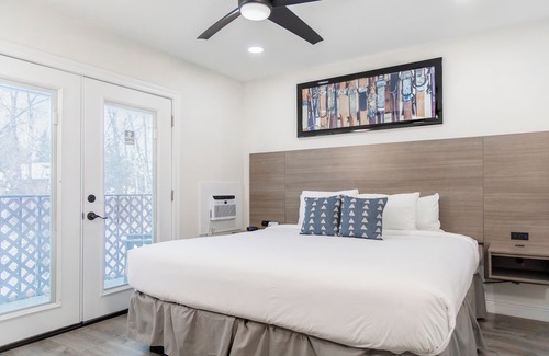 Steamboat Springs Hotel | Friends Getaway! Two Spacious Units, Kitchen, Near Steamboat Trading Company, Hot Tub, Free Shuttle Service!