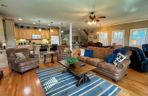 Maryland House | Friendship Lodge Total package lake house, tasteful décor, magnificent lakeview