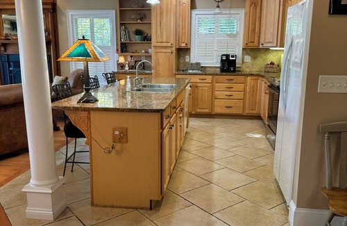 Maryland House | Friendship Lodge Total package lake house, tasteful décor, magnificent lakeview