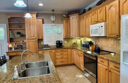 Maryland House | Friendship Lodge Total package lake house, tasteful décor, magnificent lakeview