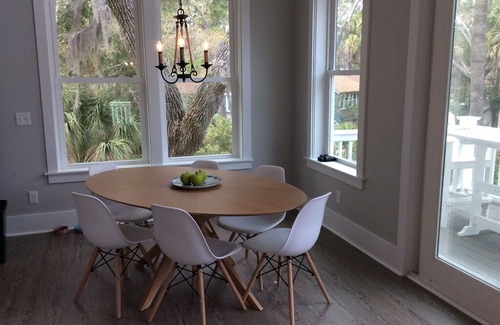 Saint Helena Island Cottage | Fripp Island. Cozy little cottage with neighborhood pool.
