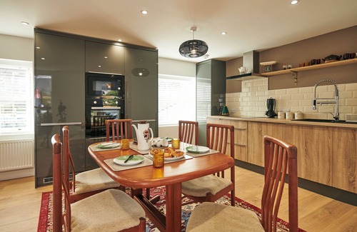 Laugharne Cottage | Frogmore , Stylish upside house with stunning sea and castle views