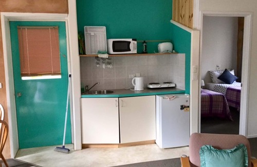 Goughs Bay Cottage | Frogsong Strawbale Cottage AQUA