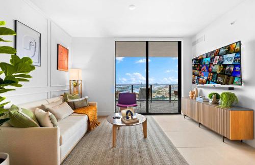 Downtown Miami Apartment | From 43th Floor a Luxury Condo Awaits For You!