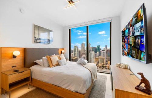 Downtown Miami Apartment | From 43th Floor a Luxury Condo Awaits For You!