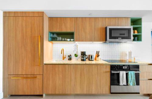 Downtown Miami Apartment | From 43th Floor a Luxury Condo Awaits For You!