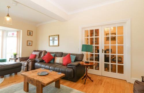Llandwrog House | Fron Emrys