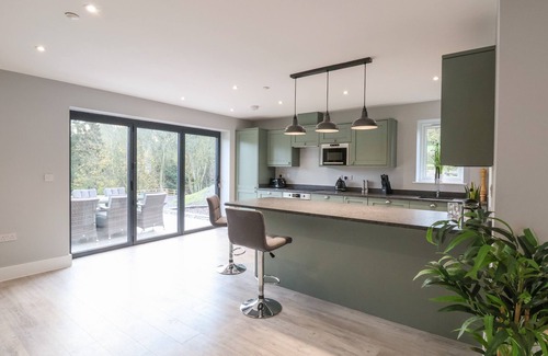 Ruthin Cottage | FRON HAUL - GWENNOL, family friendly, with hot tub in Ruthin