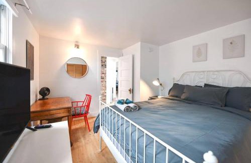 Poets Corner Apartment | Front House 3 bedroom flat nice street, walk to BART, shops