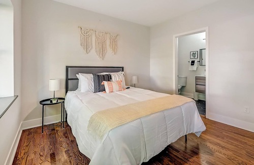 East Walnut HIlls Apartment | Frontdesk | 1 BR Apt near Cincinnati Art Museum