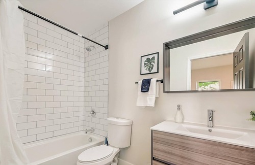 East Walnut HIlls Apartment | Frontdesk | 1 BR Apt near Cincinnati Art Museum