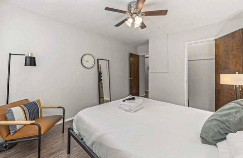 Hyde Park Apartment | Frontdesk | 1 BR Apt with Fast Transit to UChicago