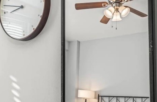 Hyde Park Apartment | Frontdesk | 1 BR Apt with Fast Transit to UChicago