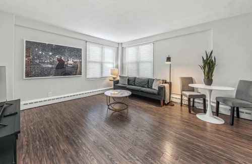 Hyde Park Apartment | Frontdesk | 1 BR Apt with Fast Transit to UChicago
