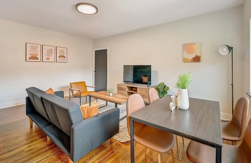 East Walnut HIlls Apartment | Frontdesk | 2 BR Apt close to TQL Stadium