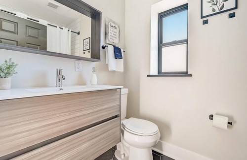 East Walnut HIlls Apartment | Frontdesk | 2 BR Apt near Cincinnati Art Museum