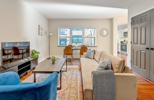 East Walnut HIlls Apartment | Frontdesk | 2 BR Apt near Cincinnati Art Museum
