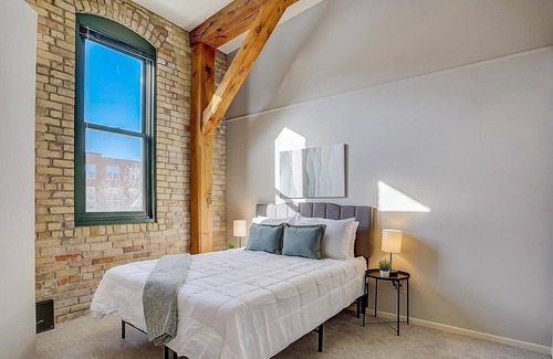 Warehouse District Apartment | Frontdesk | 2 BR Studio Apt near U.S. Bank Stadium