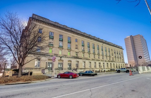 Downtown Lincoln Apartment | Frontdesk | 3 BR Apt by Historic Haymarket