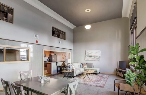 Downtown Lincoln Apartment | Frontdesk | 3 BR Apt by Historic Haymarket