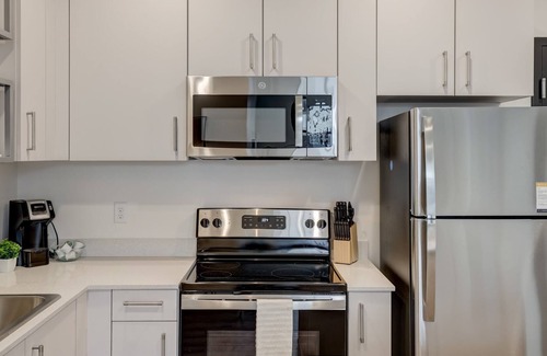 Downtown Lincoln Apartment | Frontdesk | 4 BR Apt near the Deer Springs Winery