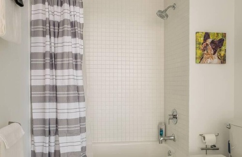 Gateway District Apartment | Frontdesk | Bright Studio Apt in Downtown