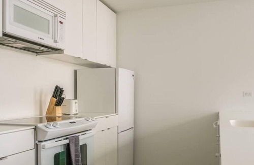 Gateway District Apartment | Frontdesk | Bright Studio Apt in Downtown