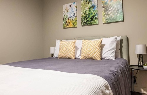 Downtown Louisville Apartment | Frontdesk | Chic Flat in Downtown Louisville