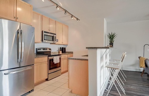 Historic Third Ward Apartment | FRONTDESK Jefferson Block Apts Third Ward Milwaukee