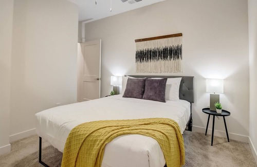 Indianapolis Apartment | Frontdesk | Studio Apt by Broad Ripple Park