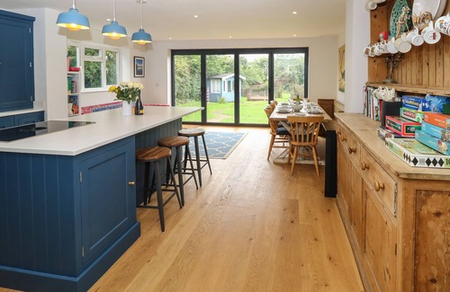 Newport Cottage | FROSTHILL COTTAGE, pet friendly, with open fire in Carisbrooke