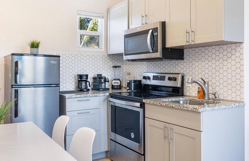 Poinciana Park Apartment | FTL Collection: Sleeps 18, Big Groups,& Near Beach