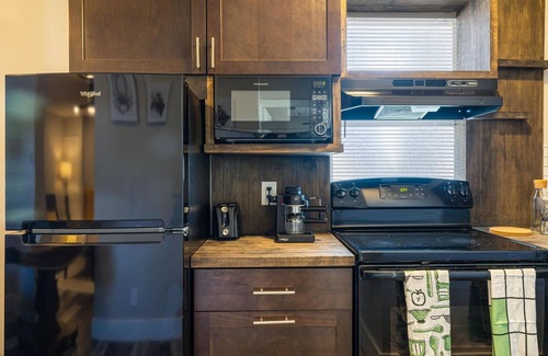 Poinciana Park Apartment | FTL Collection: Sleeps 18, Big Groups,& Near Beach