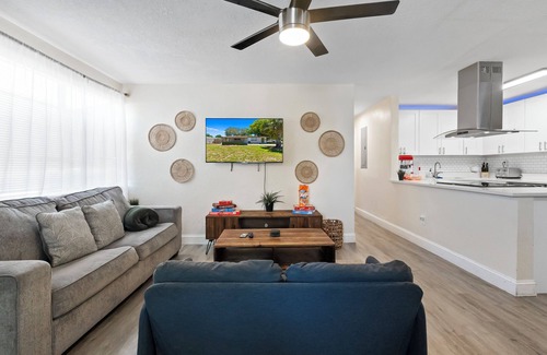 North Andrews Gardens House | FTL Group Oasis: 3-Home Family Compound: Retro Arcade, BBQ & Near Beach